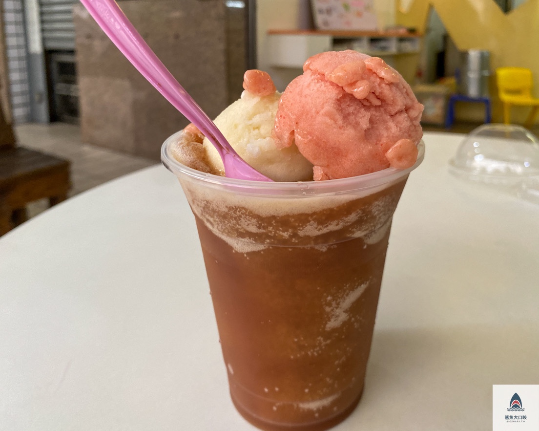 台中冰淇淋,2 IN ONE冰淇淋專賣店,台中南屯冰淇淋,台中手工冰淇淋,台中2in one,2in one冰淇淋,台中甜點 @鯊魚大口咬