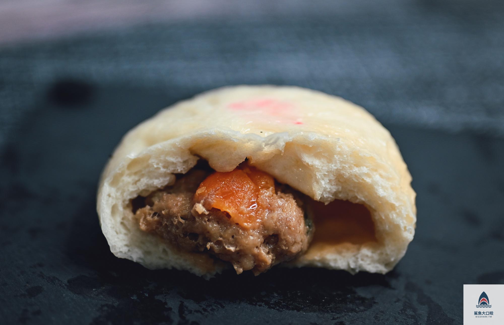 台中第三市場肉包,向陽東坡蛋黃鮮肉包,台中美食,台中第三市場美食,台中饅頭,台中肉包,台中鮮肉包 @鯊魚大口咬 台中第三市場肉包,向陽東坡蛋黃鮮肉包,台中美食,台中第三市場美食,台中饅頭,台中肉包,台中鮮肉包 @鯊魚大口咬
