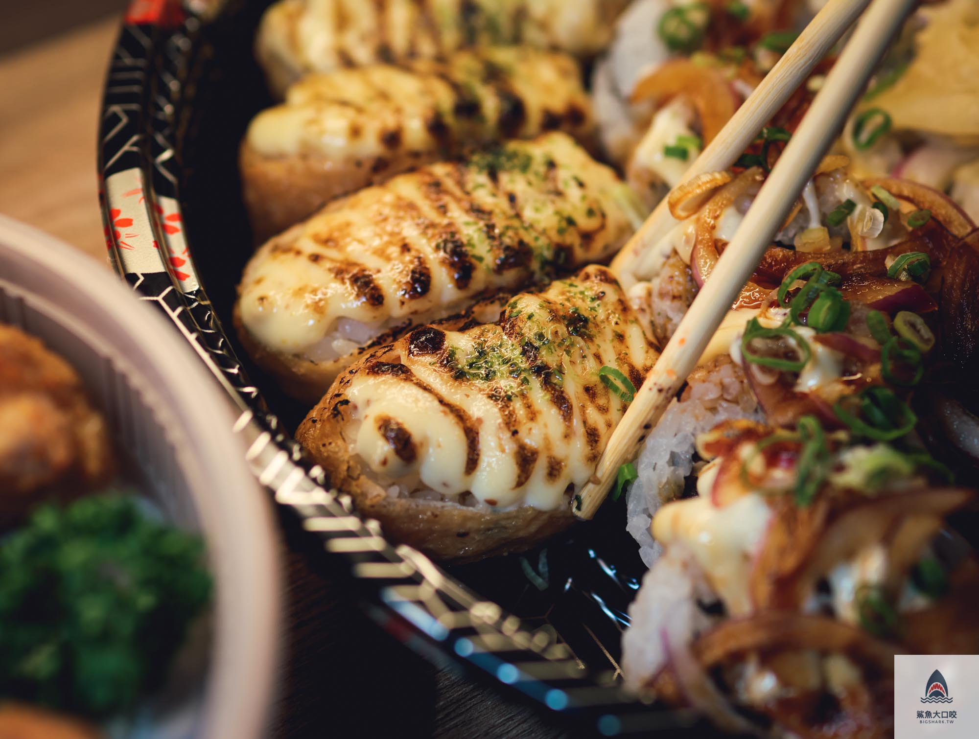 炙燒稻荷壽司,享稻Enjoy sushi,炸蝦壽司,享稻菜單,鍋燒湯烏龍麵,新竹市日式料理外帶,黃金豬排丼,新竹台大分院新竹醫院美食,唐揚炸雞,光華商圈美食,新竹外帶美食,新竹日式料理外帶,新竹餐廳,新竹市日式料理,新竹會議餐盒,新竹日式料理,享稻Enjoy sushi菜單,享稻大盤壽司拼盤 @鯊魚大口咬