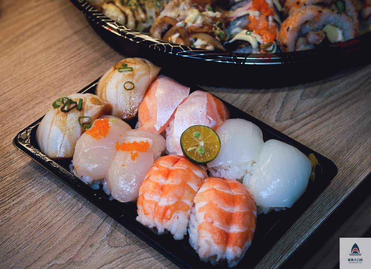 炙燒稻荷壽司,享稻Enjoy sushi,炸蝦壽司,享稻菜單,鍋燒湯烏龍麵,新竹市日式料理外帶,黃金豬排丼,新竹台大分院新竹醫院美食,唐揚炸雞,光華商圈美食,新竹外帶美食,新竹日式料理外帶,新竹餐廳,新竹市日式料理,新竹會議餐盒,新竹日式料理,享稻Enjoy sushi菜單,享稻大盤壽司拼盤 @鯊魚大口咬