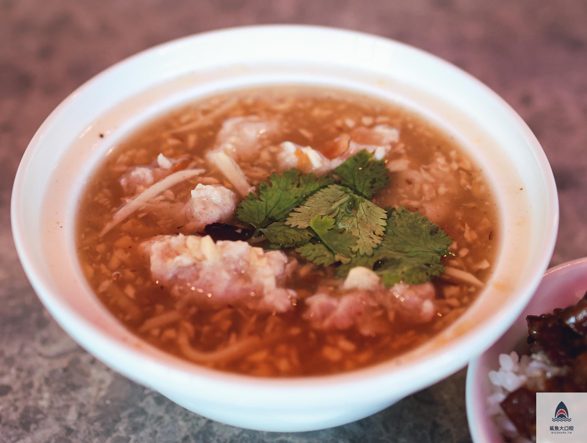 輕煙蒜味肉羹菜單,輕煙蒜味肉羹外帶,逢甲夜市美食,宜蘭蒜味肉羹,厝秘功夫菜手路湯,台中肉羹麵,台中逢甲夜市,輕煙蒜味肉羹,台中滷肉飯,台中中央公園美食,台中小吃推薦,台中美食景點,台中麵店,台中西屯美食 @鯊魚大口咬
