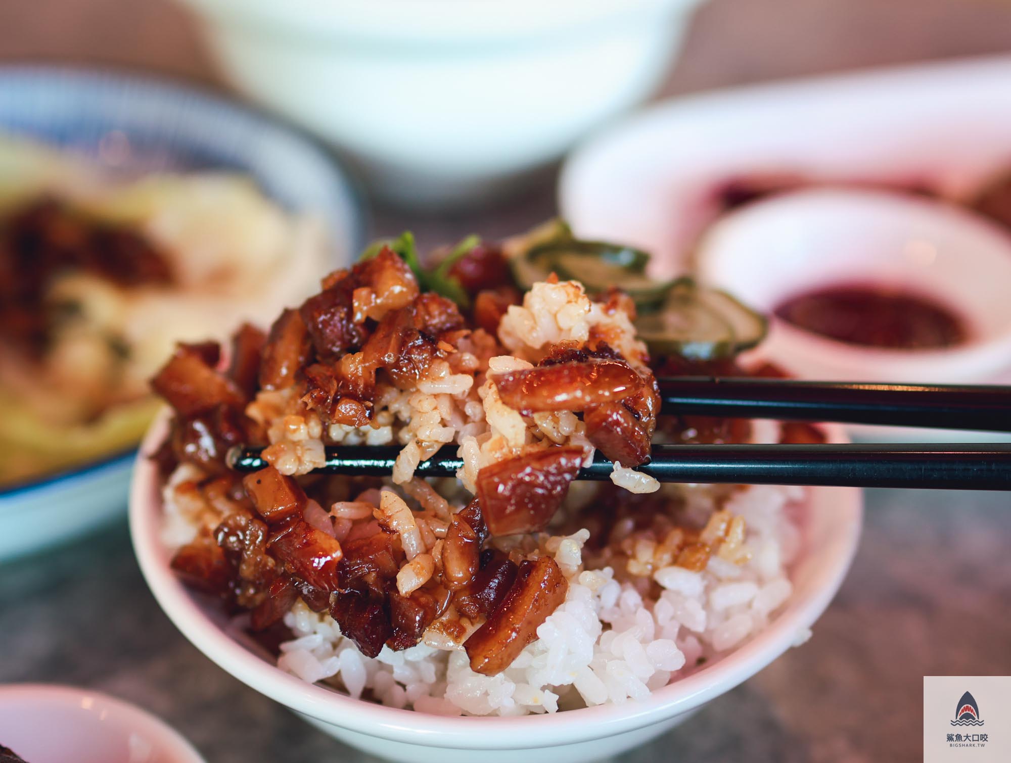 輕煙蒜味肉羹菜單,輕煙蒜味肉羹外帶,逢甲夜市美食,宜蘭蒜味肉羹,厝秘功夫菜手路湯,台中肉羹麵,台中逢甲夜市,輕煙蒜味肉羹,台中滷肉飯,台中中央公園美食,台中小吃推薦,台中美食景點,台中麵店,台中西屯美食 @鯊魚大口咬 輕煙蒜味肉羹菜單,輕煙蒜味肉羹外帶,逢甲夜市美食,宜蘭蒜味肉羹,厝秘功夫菜手路湯,台中肉羹麵,台中逢甲夜市,輕煙蒜味肉羹,台中滷肉飯,台中中央公園美食,台中小吃推薦,台中美食景點,台中麵店,台中西屯美食 @鯊魚大口咬
