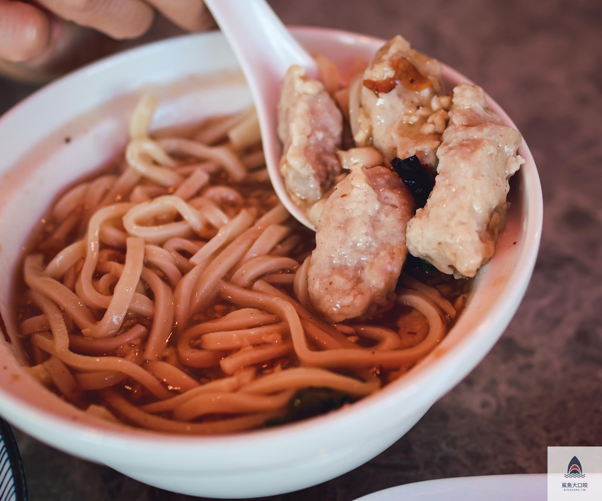 輕煙蒜味肉羹菜單,輕煙蒜味肉羹外帶,逢甲夜市美食,宜蘭蒜味肉羹,厝秘功夫菜手路湯,台中肉羹麵,台中逢甲夜市,輕煙蒜味肉羹,台中滷肉飯,台中中央公園美食,台中小吃推薦,台中美食景點,台中麵店,台中西屯美食 @鯊魚大口咬