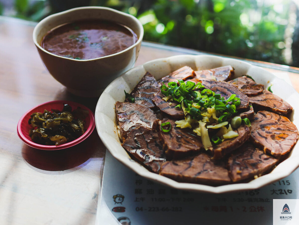 台中牛肉麵,吳家莊頂級紅燒牛肉麵,吳家莊牛肉麵,北區牛肉麵,永興街牛肉麵,吳家莊牛肉麵菜單 @鯊魚大口咬