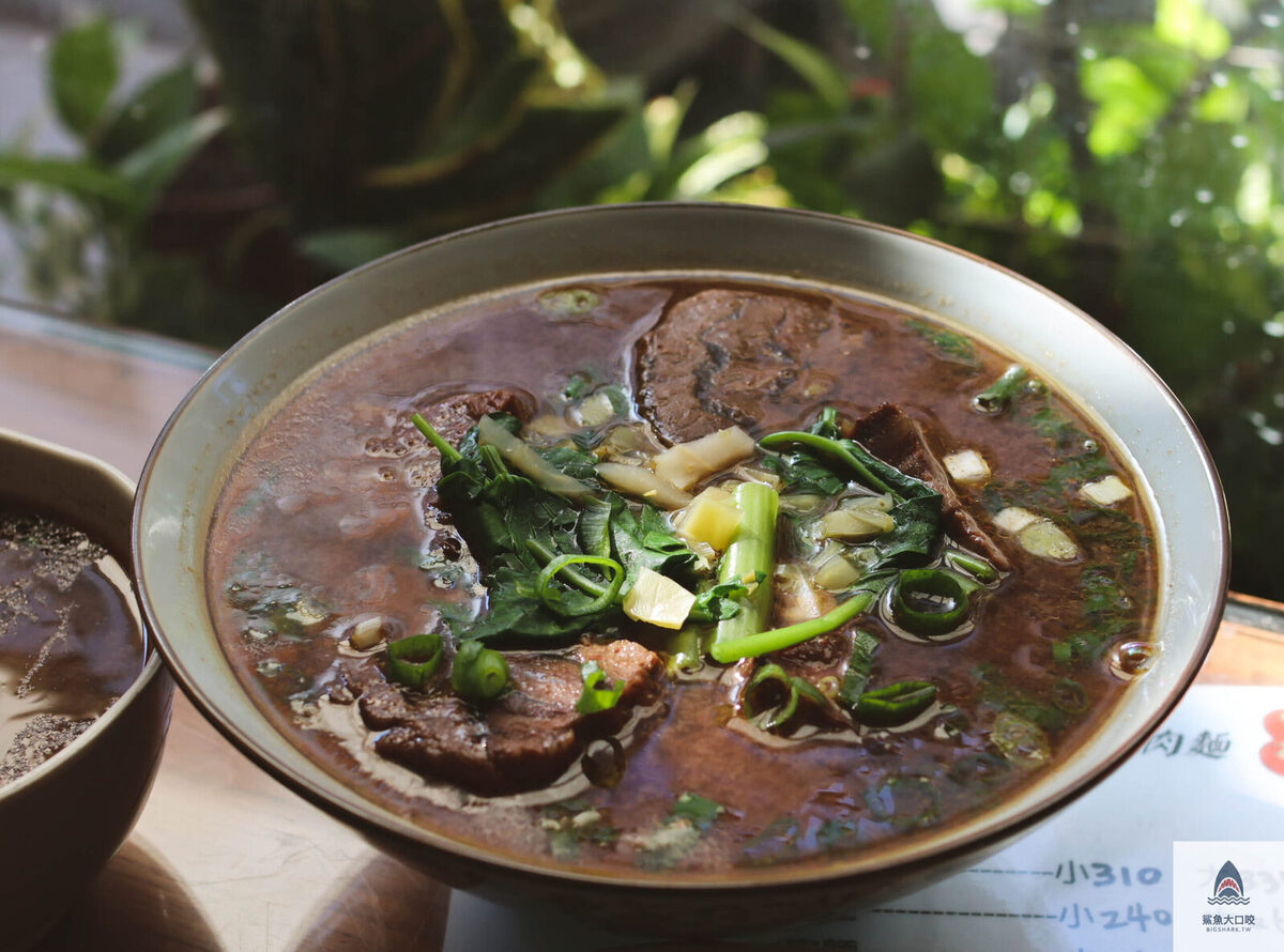 台中牛肉麵,吳家莊頂級紅燒牛肉麵,吳家莊牛肉麵,北區牛肉麵,永興街牛肉麵,吳家莊牛肉麵菜單 @鯊魚大口咬