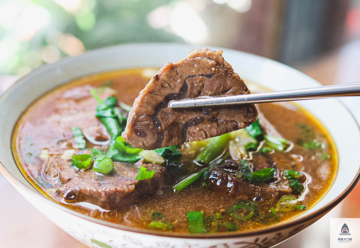 台中牛肉麵,吳家莊頂級紅燒牛肉麵,吳家莊牛肉麵,北區牛肉麵,永興街牛肉麵,吳家莊牛肉麵菜單 @鯊魚大口咬
