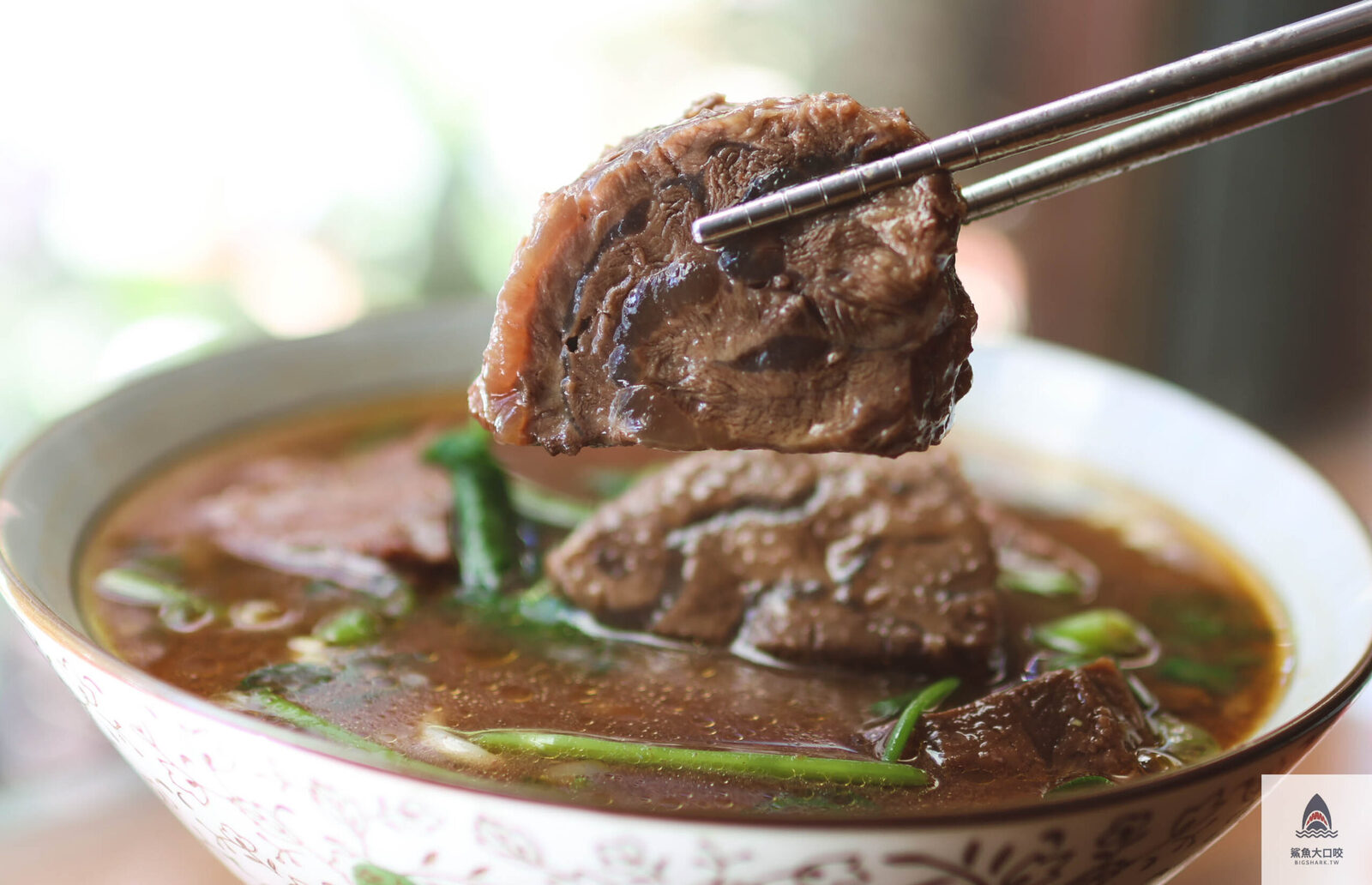 台中牛肉麵,吳家莊頂級紅燒牛肉麵,吳家莊牛肉麵,北區牛肉麵,永興街牛肉麵,吳家莊牛肉麵菜單 @鯊魚大口咬