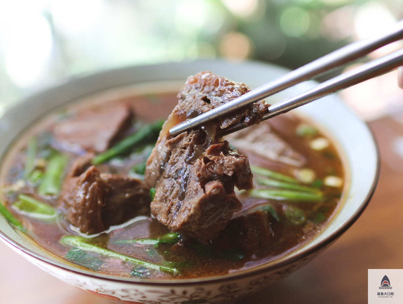 台中牛肉麵,吳家莊頂級紅燒牛肉麵,吳家莊牛肉麵,北區牛肉麵,永興街牛肉麵,吳家莊牛肉麵菜單 @鯊魚大口咬