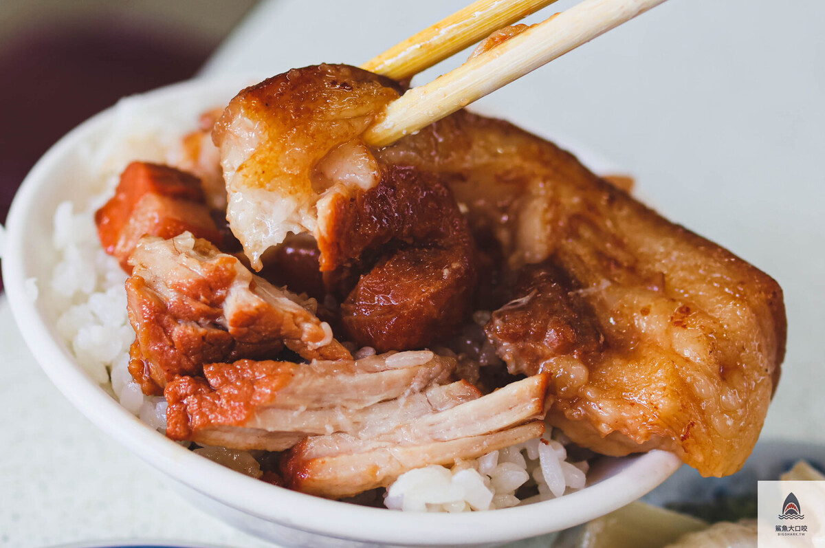 東興市魯肉義 酸菜,台中北區美食,台中午餐,台中晚餐,台中宵夜,台中美食,台中平價美食,爌肉飯,平價美食,肉燥飯,魯肉飯,東興市魯肉義漢口店,東興市魯肉義,東興市魯肉義菜單,東興市魯肉義 辣椒 @鯊魚大口咬