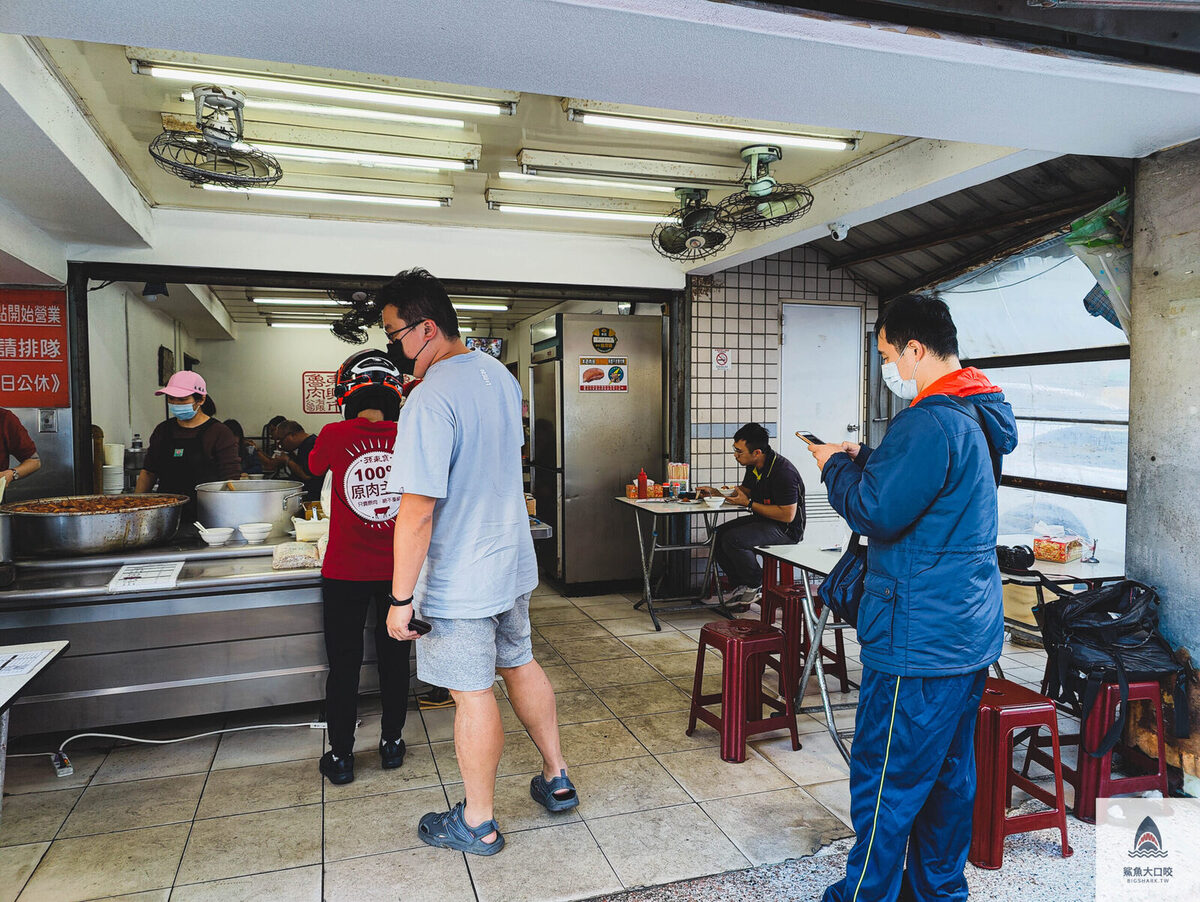 東興市魯肉義 酸菜,台中北區美食,台中午餐,台中晚餐,台中宵夜,台中美食,台中平價美食,爌肉飯,平價美食,肉燥飯,魯肉飯,東興市魯肉義漢口店,東興市魯肉義,東興市魯肉義菜單,東興市魯肉義 辣椒 @鯊魚大口咬