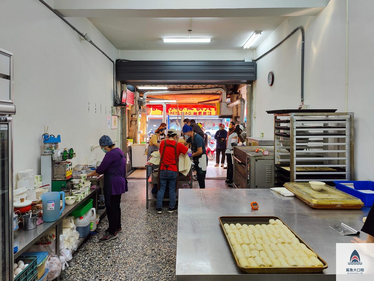 台中燒餅油條,台中無名燒餅,台中小吃,精武路無名燒餅,北區美食,精武路無名燒餅菜單,台中早餐,台中部落客,台中早餐推薦,台中銅板美食,台中燒餅,北區早餐,台中必吃早餐 @鯊魚大口咬