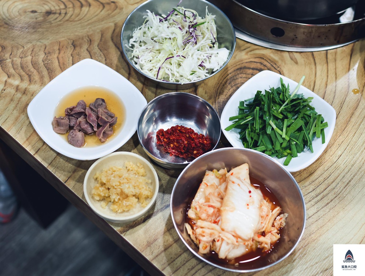 首爾必吃美食,韓國必吃美食,孔陵一隻雞,東大門美食,東大門孔陵一隻雞,孔陵一隻雞菜單,2023孔陵一隻雞菜單 @鯊魚大口咬