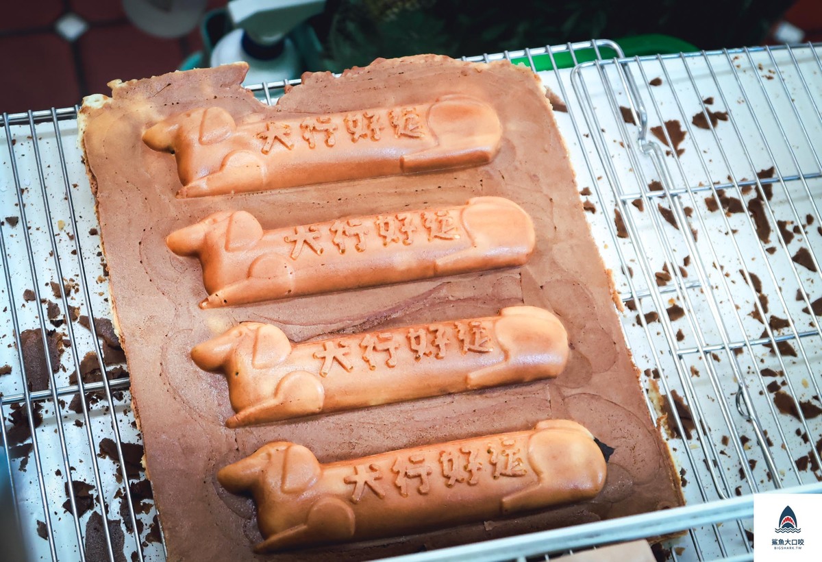 嘉義臘腸狗雞蛋糕,嘉義雞蛋糕,嘉義美食,嘉義文化路夜市周邊飲料甜點,嘉義文化路散步小吃,嘉義犬行燒臘腸狗雞蛋糕,嘉義犬行燒雞蛋糕,嘉義老屋美食,嘉義老屋雞蛋糕 @鯊魚大口咬 嘉義臘腸狗雞蛋糕,嘉義雞蛋糕,嘉義美食,嘉義文化路夜市周邊飲料甜點,嘉義文化路散步小吃,嘉義犬行燒臘腸狗雞蛋糕,嘉義犬行燒雞蛋糕,嘉義老屋美食,嘉義老屋雞蛋糕 @鯊魚大口咬