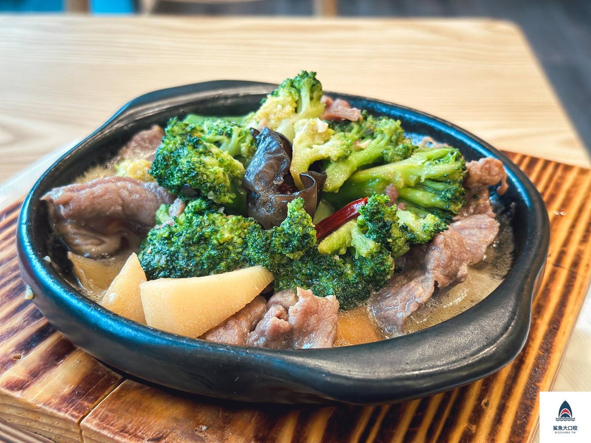 黃燜雞米飯菜單,黃燜雞米飯是什麼,台中美食,西屯美食,中科美食,黃燜雞米飯,元爵味黃燜雞米飯 @鯊魚大口咬