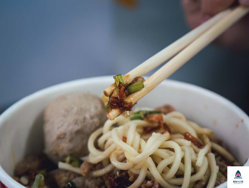 新竹市美食,新竹市小吃,新竹車站美食,新竹車站小吃,新竹車站肉羹麵,新竹車站肉圓,新竹貢丸乾麵,新竹乾麵,新竹魯肉飯 @鯊魚大口咬