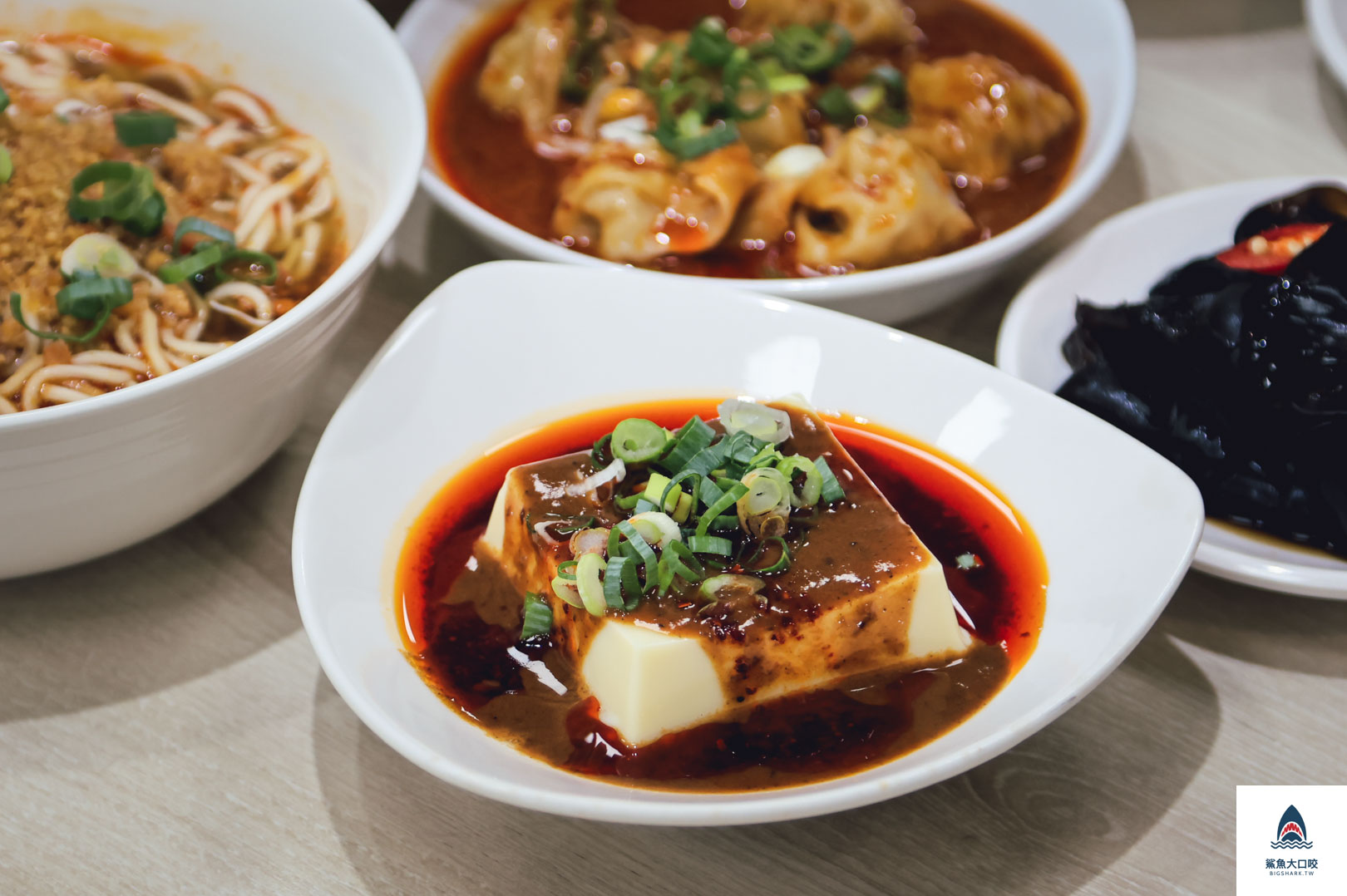 台中麵店,太平美食,台中麻醬麵,太平麻醬麵,小聚哉麻醬館,小聚哉麻醬館菜單,椒麻麵,台中椒麻麵,台中小吃,太平麵店 @鯊魚大口咬