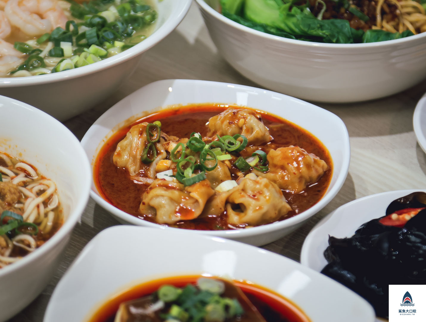台中麵店,太平美食,台中麻醬麵,太平麻醬麵,小聚哉麻醬館,小聚哉麻醬館菜單,椒麻麵,台中椒麻麵,台中小吃,太平麵店 @鯊魚大口咬