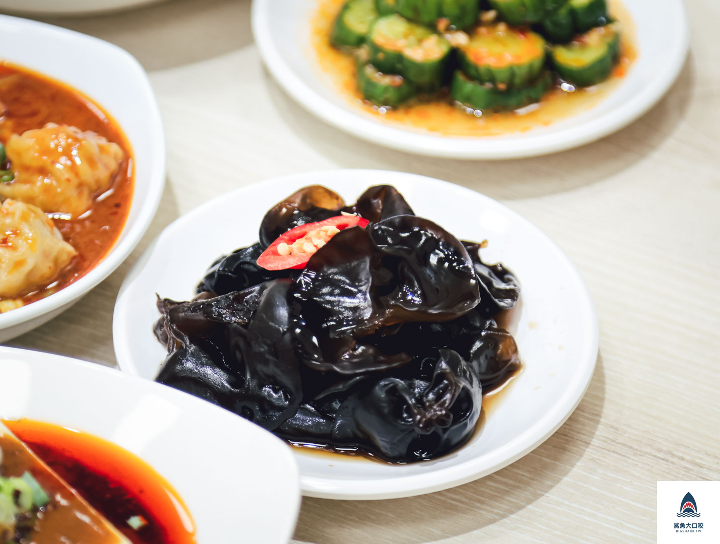 台中麵店,太平美食,台中麻醬麵,太平麻醬麵,小聚哉麻醬館,小聚哉麻醬館菜單,椒麻麵,台中椒麻麵,台中小吃,太平麵店 @鯊魚大口咬 台中麵店,太平美食,台中麻醬麵,太平麻醬麵,小聚哉麻醬館,小聚哉麻醬館菜單,椒麻麵,台中椒麻麵,台中小吃,太平麵店 @鯊魚大口咬