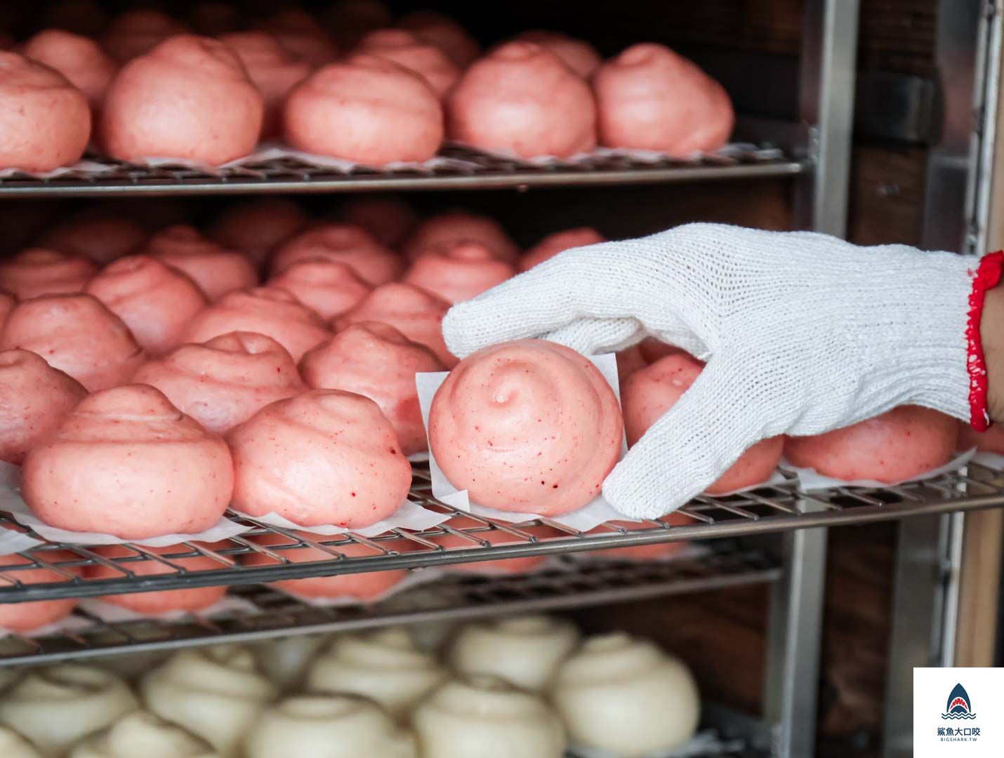 南投景點,冒煙的饅頭店好吃,南投好好玩,冒煙的饅頭店宅配,南投旅行,冒煙的饅頭店地址,南投饅頭店,水里人氣伴手禮,南投伴手禮店,水里柴燒饅頭,水里美食,南投水里美食,冒煙的饅頭店,冒煙的饅頭店交通方式,冒煙的饅頭店停車資訊,南投美食,冒煙的饅頭店好好拍 @鯊魚大口咬