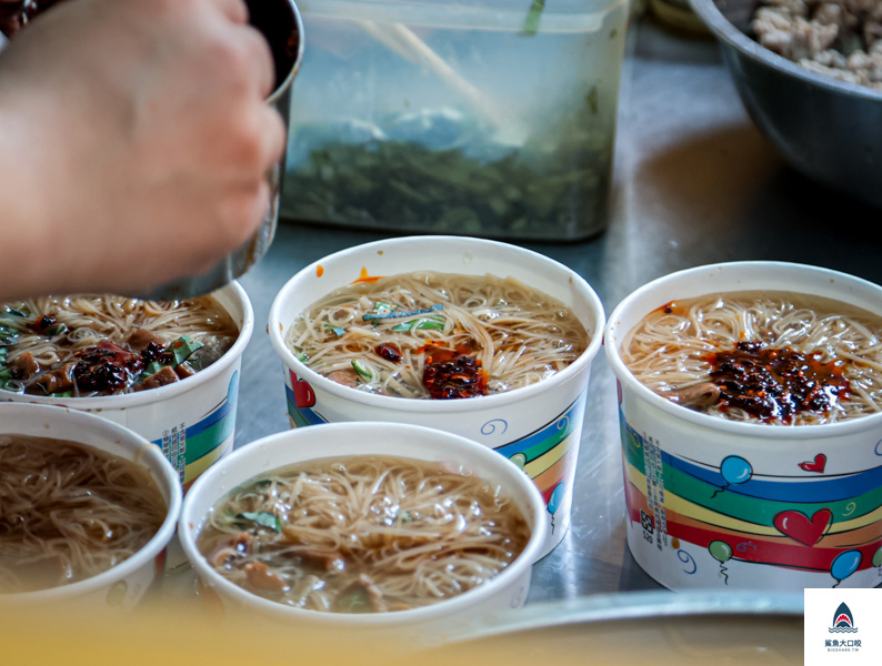 台中第五市場美食,樂群街美食,台中麵線,樂群麵線,台中美食 @鯊魚大口咬