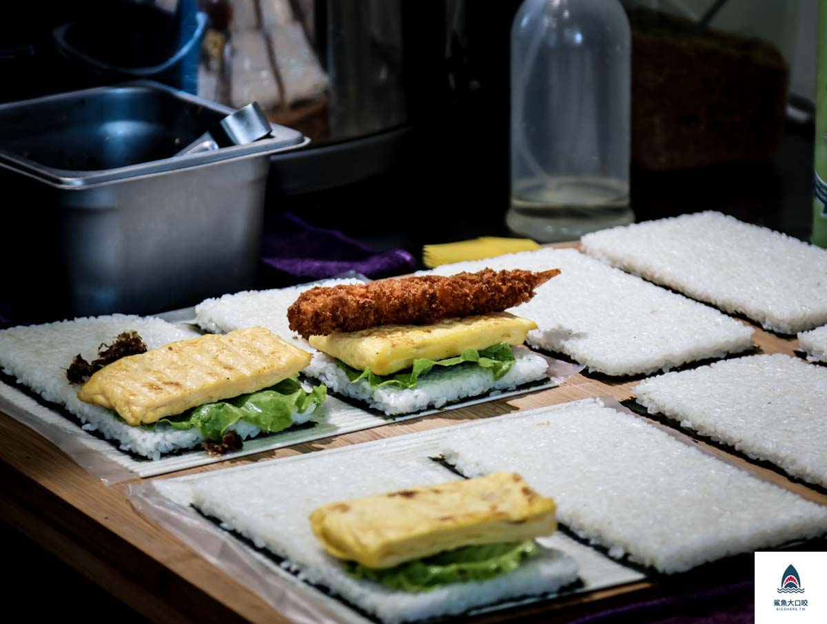 日月潭早午餐,埔里咖啡廳推薦,埔里咖啡廳,埔里美食推薦,埔里檸檬塔,埔里檸檬塔推薦,埔里早餐,製飯糰,日月潭美食,手握飯糰,南投美食,鉅鹿咖啡,埔里美食 @鯊魚大口咬