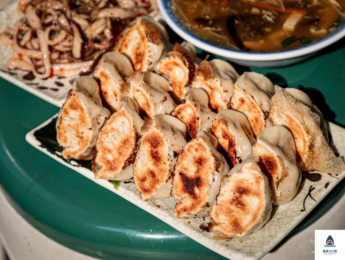 苗栗水餃推薦,苗栗水餃,平價美食,天涯海餃營業時間,天涯海餃電話,苗栗市美食,天涯海餃,天涯海餃菜單,苗栗平價美食,北苗美食推薦,苗栗排隊美食,四季豆煎餃水餃,苗栗必吃美食,韭菜花蝦仁水餃,苗栗火車站美食,苗栗煎餃推薦,苗栗早午餐,苗栗煎餃 @鯊魚大口咬