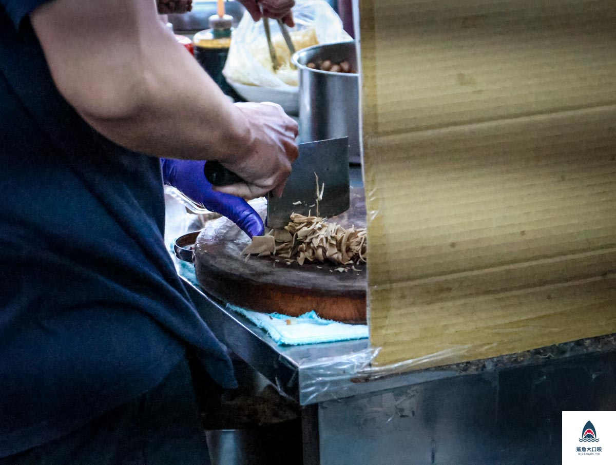 樂群街美食,台中西區早餐,第五市場美食地圖,第五市場美食 台中,正老牌魷魚羹,台中西區美食,台中西區小吃,第五市場美食 @鯊魚大口咬