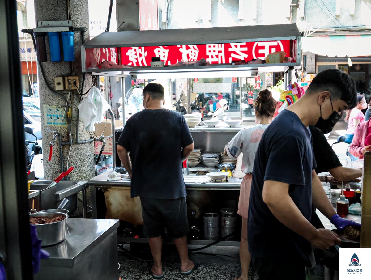 樂群街美食,台中西區早餐,第五市場美食地圖,第五市場美食 台中,正老牌魷魚羹,台中西區美食,台中西區小吃,第五市場美食 @鯊魚大口咬