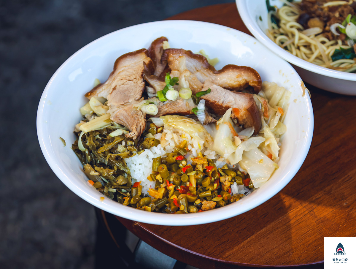 台中腿庫飯,西屯腿庫飯,台中月品堂腿庫飯,月品堂腿庫飯菜單,台中辣酸豆角,西屯小吃推薦 @鯊魚大口咬