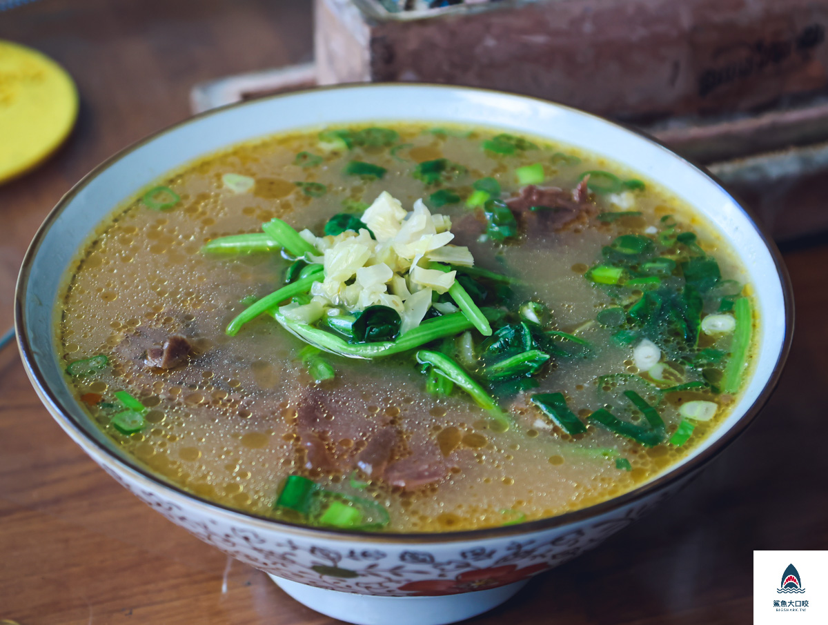 台中牛肉麵,吳家莊頂級紅燒牛肉麵,吳家莊牛肉麵,北區牛肉麵,永興街牛肉麵,吳家莊牛肉麵菜單 @鯊魚大口咬