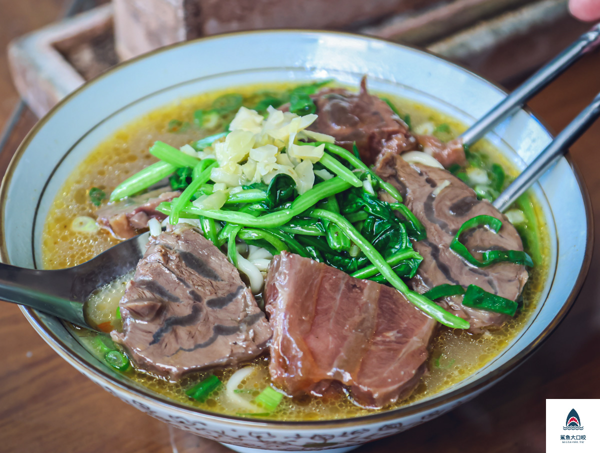 台中牛肉麵,吳家莊頂級紅燒牛肉麵,吳家莊牛肉麵,北區牛肉麵,永興街牛肉麵,吳家莊牛肉麵菜單 @鯊魚大口咬