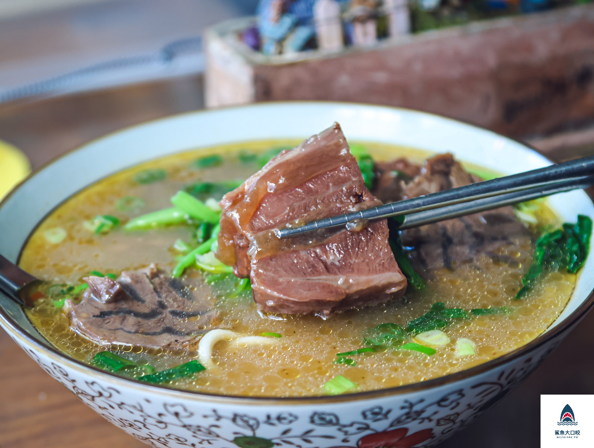 台中牛肉麵,吳家莊頂級紅燒牛肉麵,吳家莊牛肉麵,北區牛肉麵,永興街牛肉麵,吳家莊牛肉麵菜單 @鯊魚大口咬