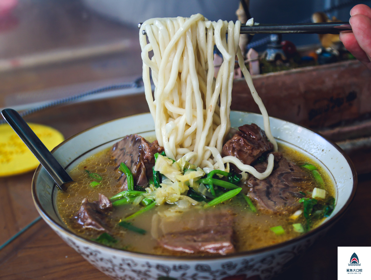 台中牛肉麵,吳家莊頂級紅燒牛肉麵,吳家莊牛肉麵,北區牛肉麵,永興街牛肉麵,吳家莊牛肉麵菜單 @鯊魚大口咬
