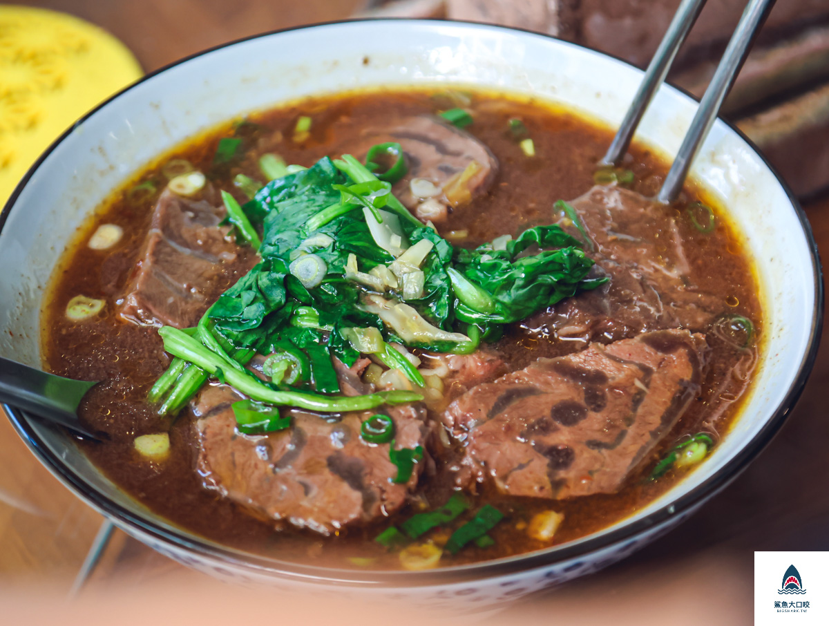 台中牛肉麵,吳家莊頂級紅燒牛肉麵,吳家莊牛肉麵,北區牛肉麵,永興街牛肉麵,吳家莊牛肉麵菜單 @鯊魚大口咬