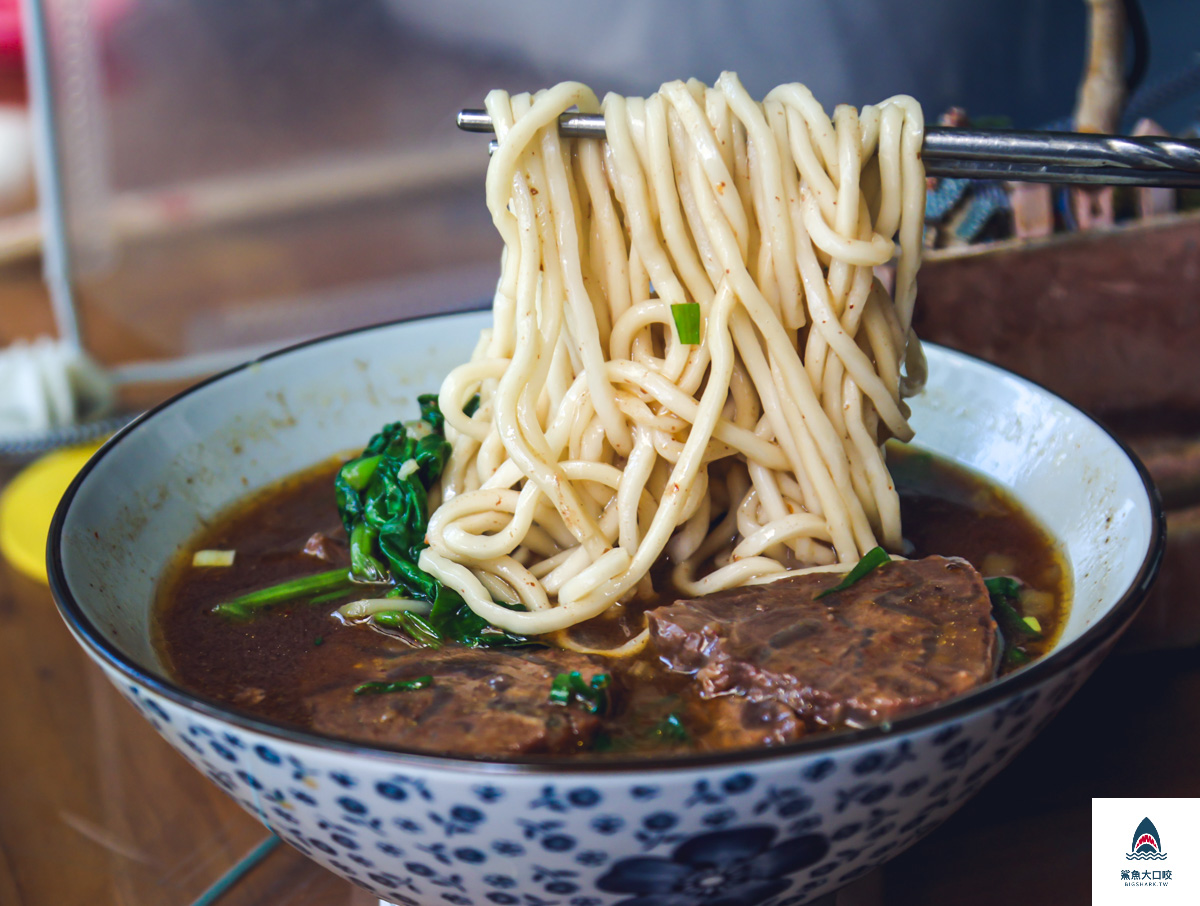 台中牛肉麵,吳家莊頂級紅燒牛肉麵,吳家莊牛肉麵,北區牛肉麵,永興街牛肉麵,吳家莊牛肉麵菜單 @鯊魚大口咬