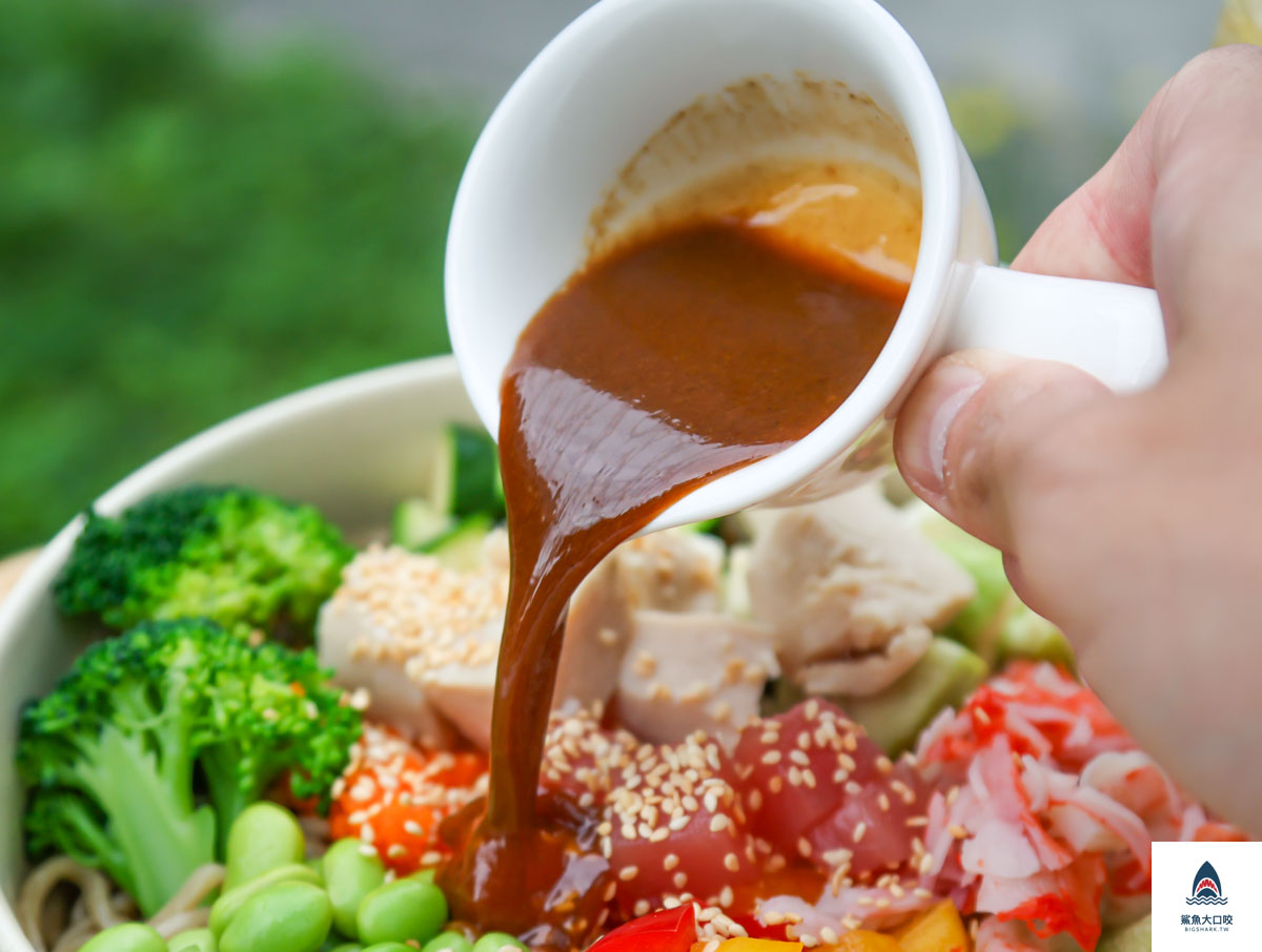 MUMU POKE夏威夷拌飯,MUMU POKE夏威夷拌飯菜單,高雄健康餐推薦,高雄輕軌健康餐推薦,高雄輕軌美食推薦,mumupoke價位 @鯊魚大口咬