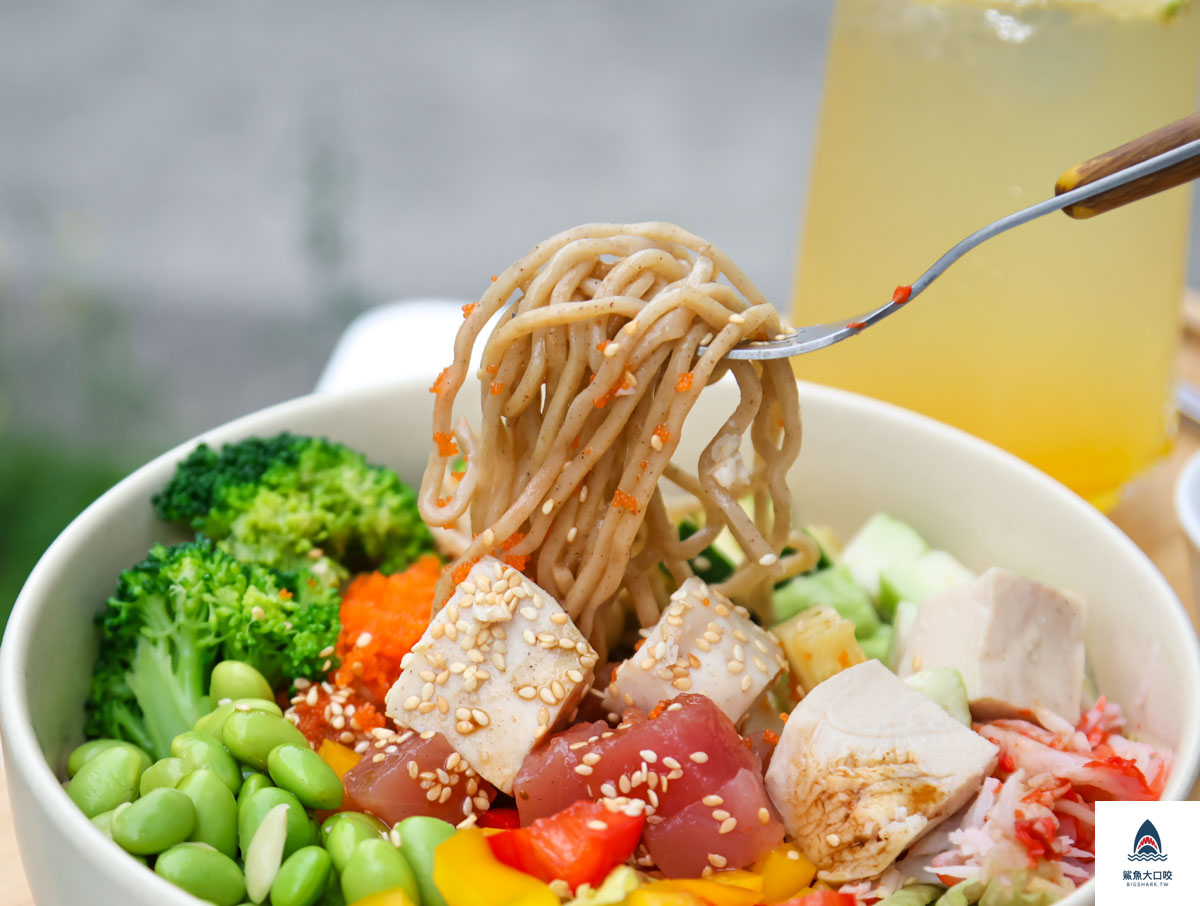 MUMU POKE夏威夷拌飯,MUMU POKE夏威夷拌飯菜單,高雄健康餐推薦,高雄輕軌健康餐推薦,高雄輕軌美食推薦,mumupoke價位 @鯊魚大口咬