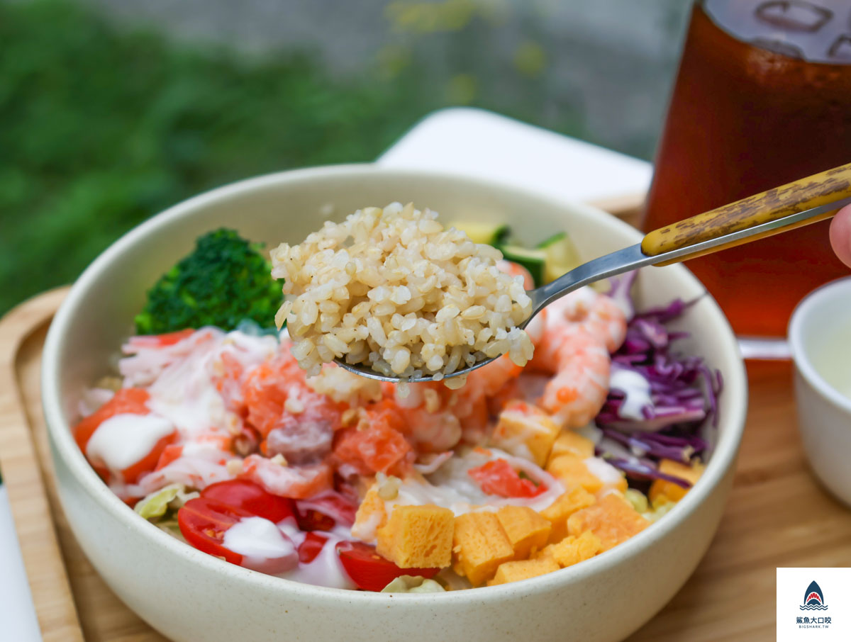 MUMU POKE夏威夷拌飯,MUMU POKE夏威夷拌飯菜單,高雄健康餐推薦,高雄輕軌健康餐推薦,高雄輕軌美食推薦,mumupoke價位 @鯊魚大口咬