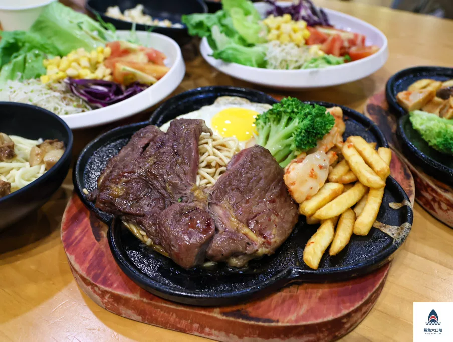 台中平價牛排推薦,逢甲平價牛排推薦,逢甲美食推薦,19House炙燒牛排逢甲店,19House逢甲,19House價位,19House菜單 @鯊魚大口咬 台中平價牛排推薦,逢甲平價牛排推薦,逢甲美食推薦,19House炙燒牛排逢甲店,19House逢甲,19House價位,19House菜單 @鯊魚大口咬