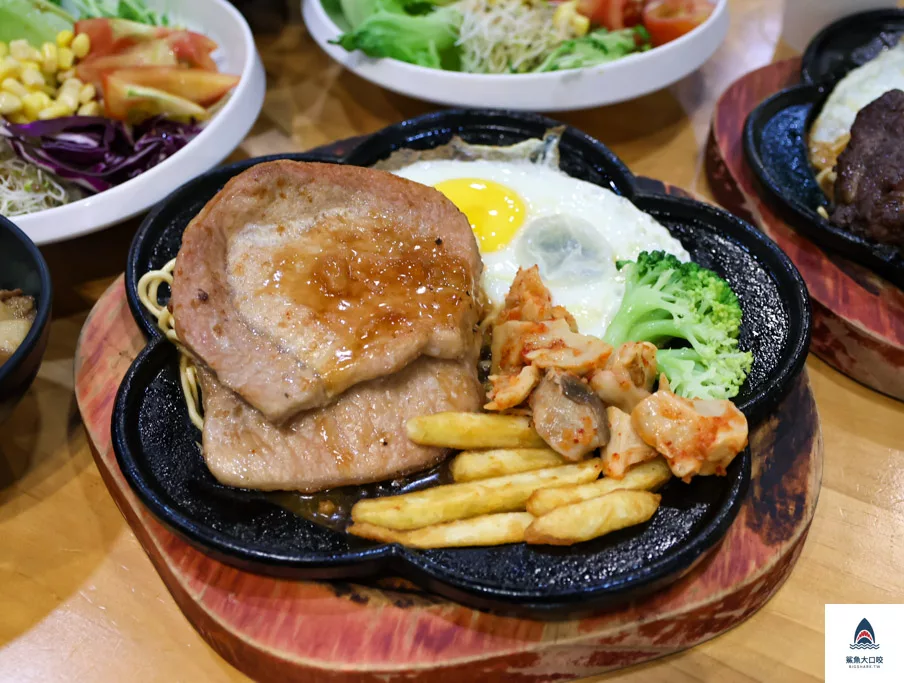 台中平價牛排推薦,逢甲平價牛排推薦,逢甲美食推薦,19House炙燒牛排逢甲店,19House逢甲,19House價位,19House菜單 @鯊魚大口咬 台中平價牛排推薦,逢甲平價牛排推薦,逢甲美食推薦,19House炙燒牛排逢甲店,19House逢甲,19House價位,19House菜單 @鯊魚大口咬