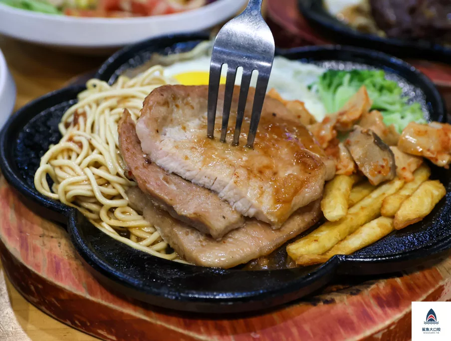 台中平價牛排推薦,逢甲平價牛排推薦,逢甲美食推薦,19House炙燒牛排逢甲店,19House逢甲,19House價位,19House菜單 @鯊魚大口咬 台中平價牛排推薦,逢甲平價牛排推薦,逢甲美食推薦,19House炙燒牛排逢甲店,19House逢甲,19House價位,19House菜單 @鯊魚大口咬