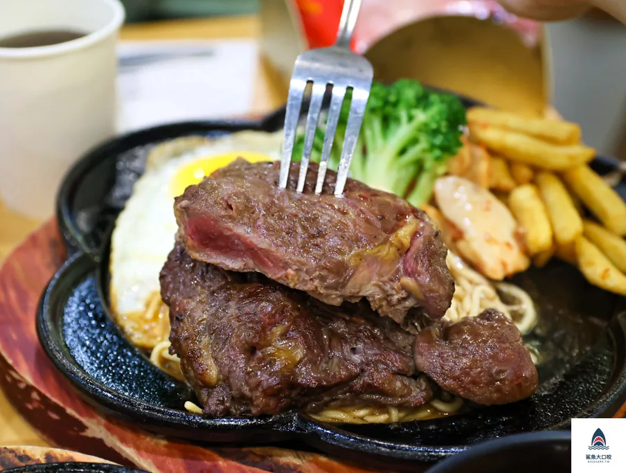 台中平價牛排推薦,逢甲平價牛排推薦,逢甲美食推薦,19House炙燒牛排逢甲店,19House逢甲,19House價位,19House菜單 @鯊魚大口咬 台中平價牛排推薦,逢甲平價牛排推薦,逢甲美食推薦,19House炙燒牛排逢甲店,19House逢甲,19House價位,19House菜單 @鯊魚大口咬