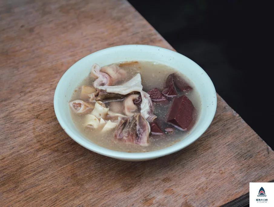 台中早餐,台中胎哥湯,台中美食景點,台中豬雜湯,台中麵店,台中排隊美食,台中東區美食,台中排隊早餐,台中樂成宮美食,台中排隊豬雜湯,台中小吃,台中排隊胎哥湯 @鯊魚大口咬