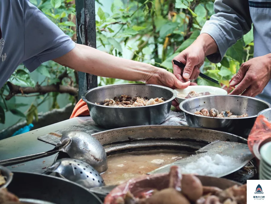 台中早餐,台中胎哥湯,台中美食景點,台中豬雜湯,台中麵店,台中排隊美食,台中東區美食,台中排隊早餐,台中樂成宮美食,台中排隊豬雜湯,台中小吃,台中排隊胎哥湯 @鯊魚大口咬