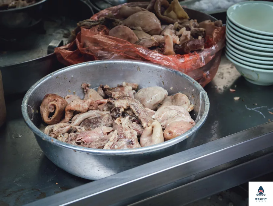 台中早餐,台中胎哥湯,台中美食景點,台中豬雜湯,台中麵店,台中排隊美食,台中東區美食,台中排隊早餐,台中樂成宮美食,台中排隊豬雜湯,台中小吃,台中排隊胎哥湯 @鯊魚大口咬