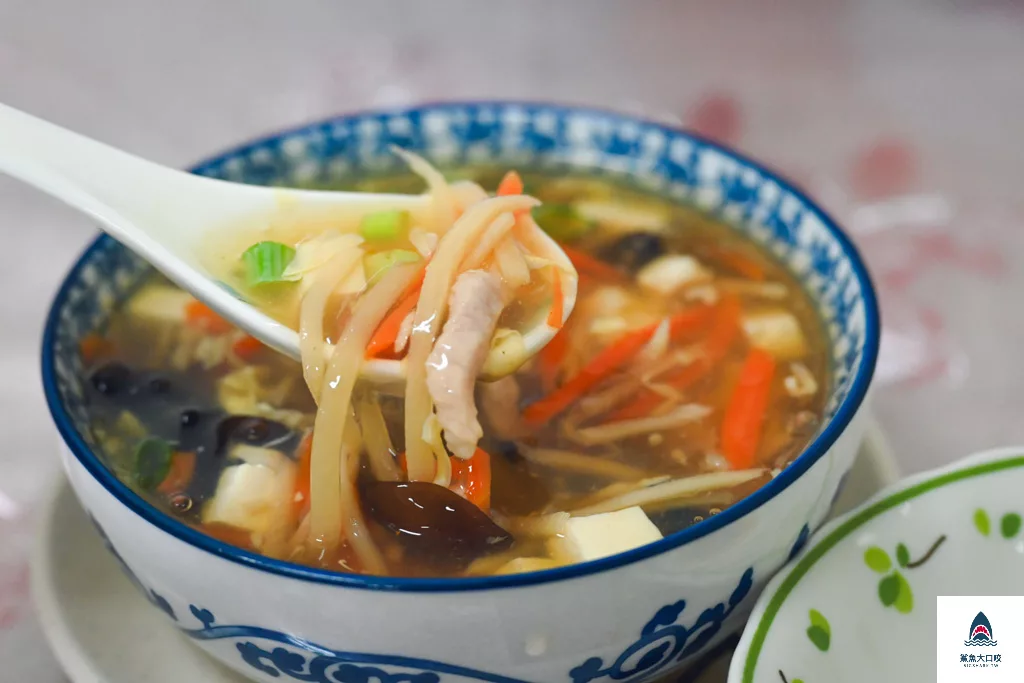台中家庭聚餐,桃姐廚房菜單,桃姐廚房煎餃,桃姐廚房,台中小吃,台中公司聚餐,台中美食景點,台中大里美食,台中麵店,台中煎餃,台中合菜餐廳 @鯊魚大口咬