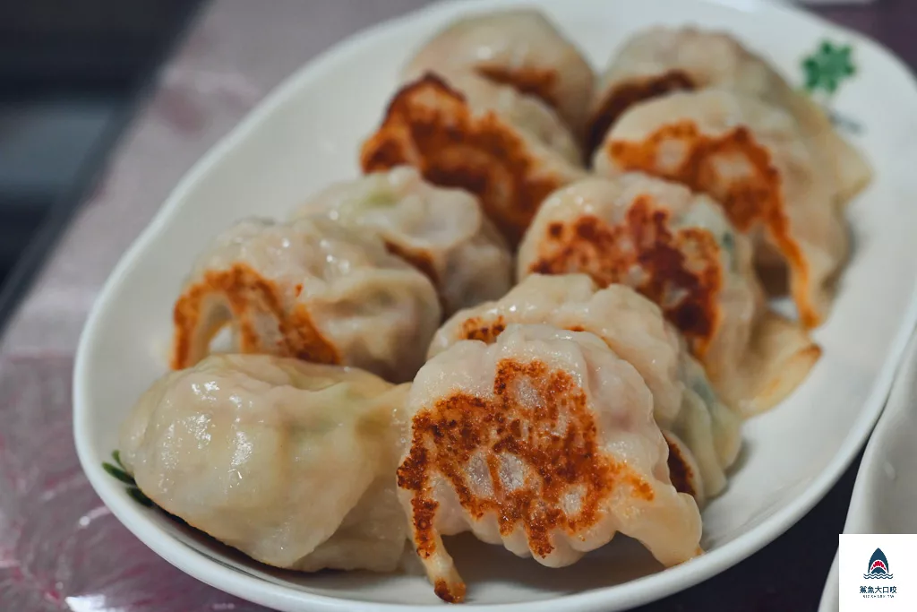 台中家庭聚餐,桃姐廚房菜單,桃姐廚房煎餃,桃姐廚房,台中小吃,台中公司聚餐,台中美食景點,台中大里美食,台中麵店,台中煎餃,台中合菜餐廳 @鯊魚大口咬