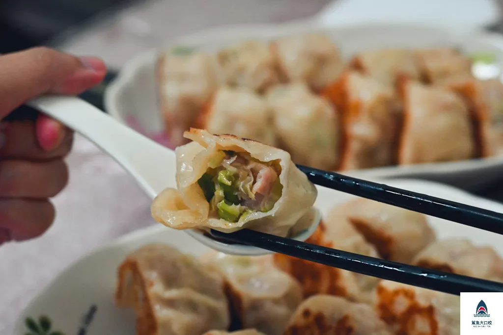 台中家庭聚餐,桃姐廚房菜單,桃姐廚房煎餃,桃姐廚房,台中小吃,台中公司聚餐,台中美食景點,台中大里美食,台中麵店,台中煎餃,台中合菜餐廳 @鯊魚大口咬
