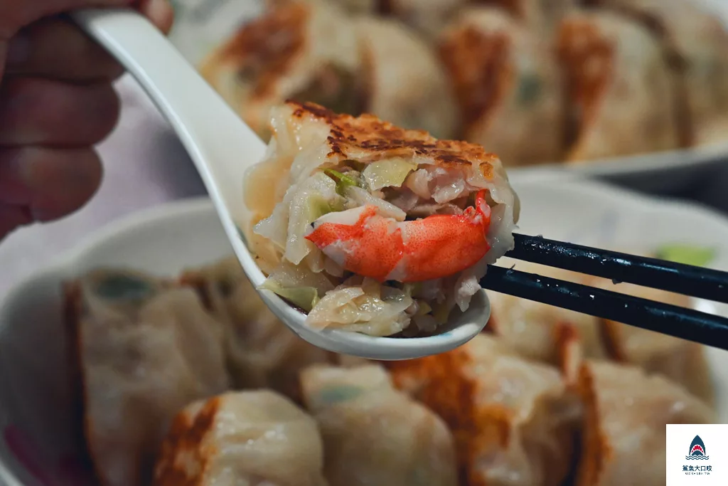 台中家庭聚餐,桃姐廚房菜單,桃姐廚房煎餃,桃姐廚房,台中小吃,台中公司聚餐,台中美食景點,台中大里美食,台中麵店,台中煎餃,台中合菜餐廳 @鯊魚大口咬