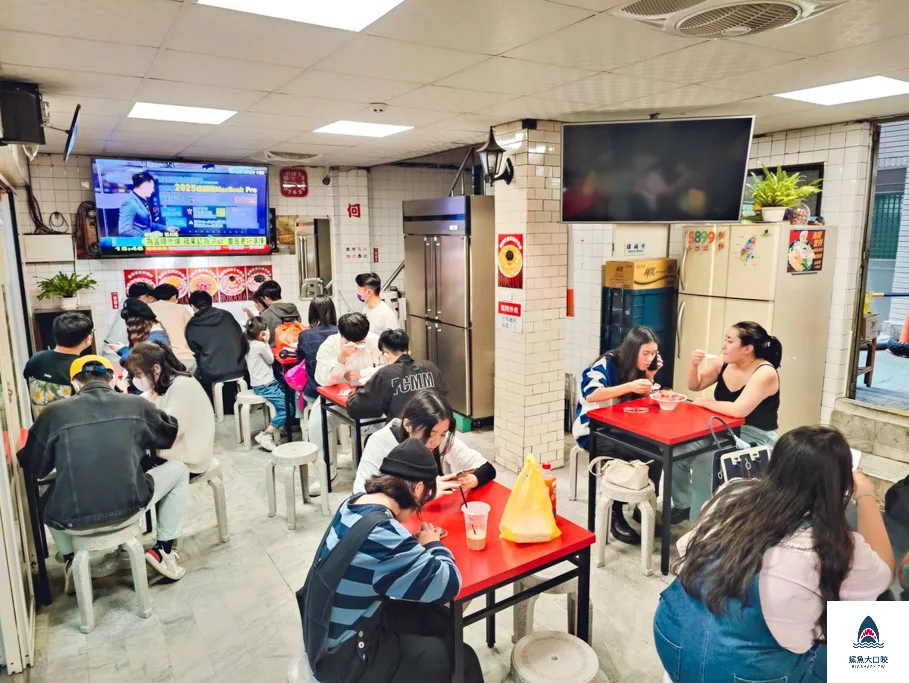 東海美食,東海何媽媽,東海冰店,東海草莓冰,台中草莓冰,草莓布丁冰,台中冰店 @鯊魚大口咬